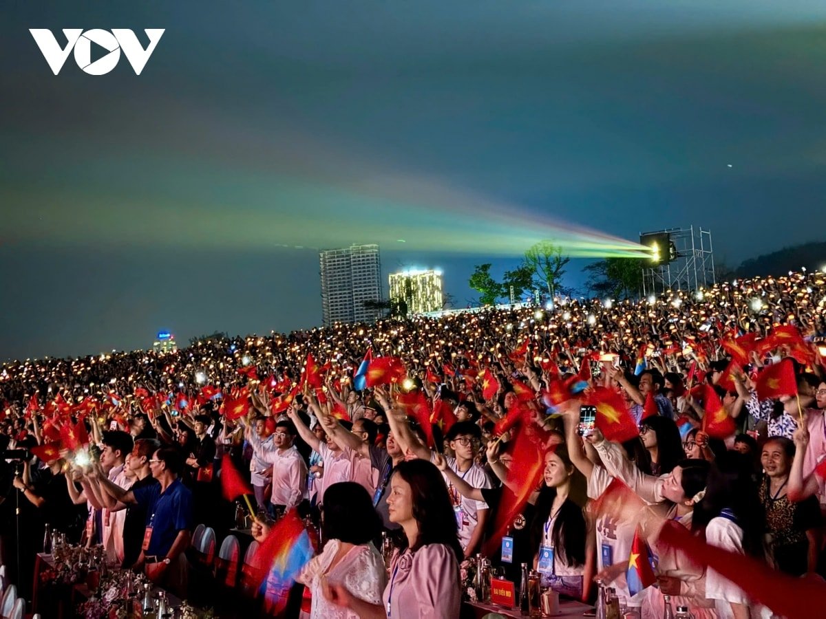 carnaval ha long 2025 Dem hoi cua di san, sac mau va toa sang hinh anh 3