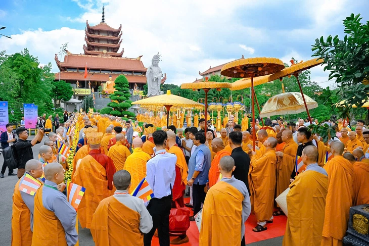 Toàn cảnh hành trình cung thỉnh xá lợi Đức Phật về tôn trí tại chùa Thanh Tâm - Ảnh 8.