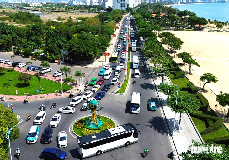 Nhiều tuyến đường ở Nha Trang đông nghẹt xe, du khách ùn ùn đổ về bến tàu du lịch - Ảnh 1.