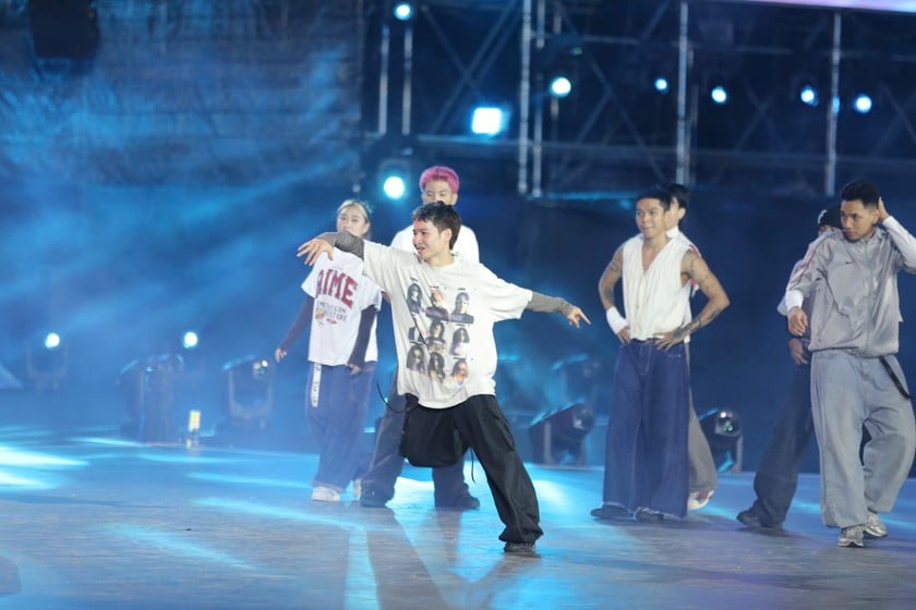 BZONE DANCE GROUP thể hiện những vũ điệu chuyên nghiệp, kịch tính.