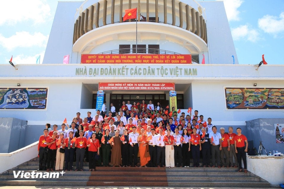 Delegates take souvenir photos at the House of Great Unity of Vietnamese Ethnic Groups on Da Tay A Island. (Photo: Huy Khanh/Vietnam+)