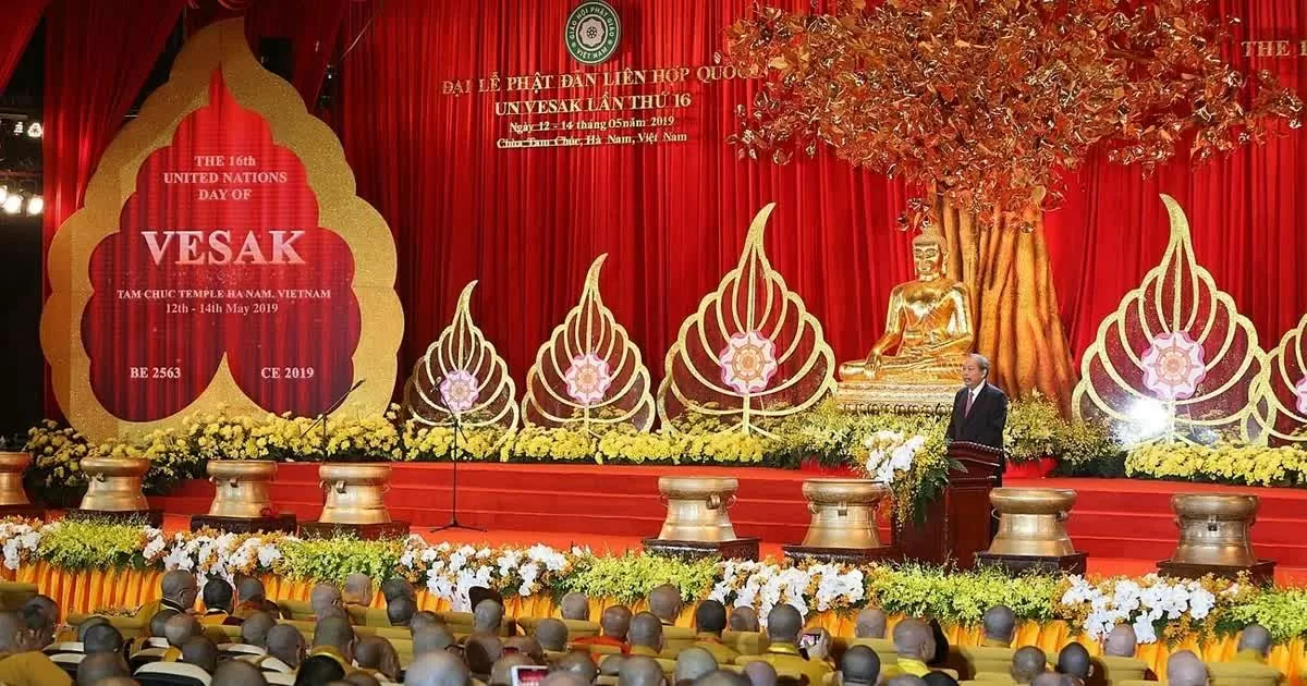 Vesak 2019 là Đại lễ Phật đản quốc tế lớn nhất với 1.650 đại biểu quốc tế từ 112 quốc gia và 20.000 đại biểu trong nước tham dự. Sự kiện còn có sự tham gia của gần 8.000 tình nguyện viên; 800 đầu bếp mỗi ngày nấu 40.000 suất ăn miễn phí phục vụ phật tử và du khách. (Nguồn: TTXVN)