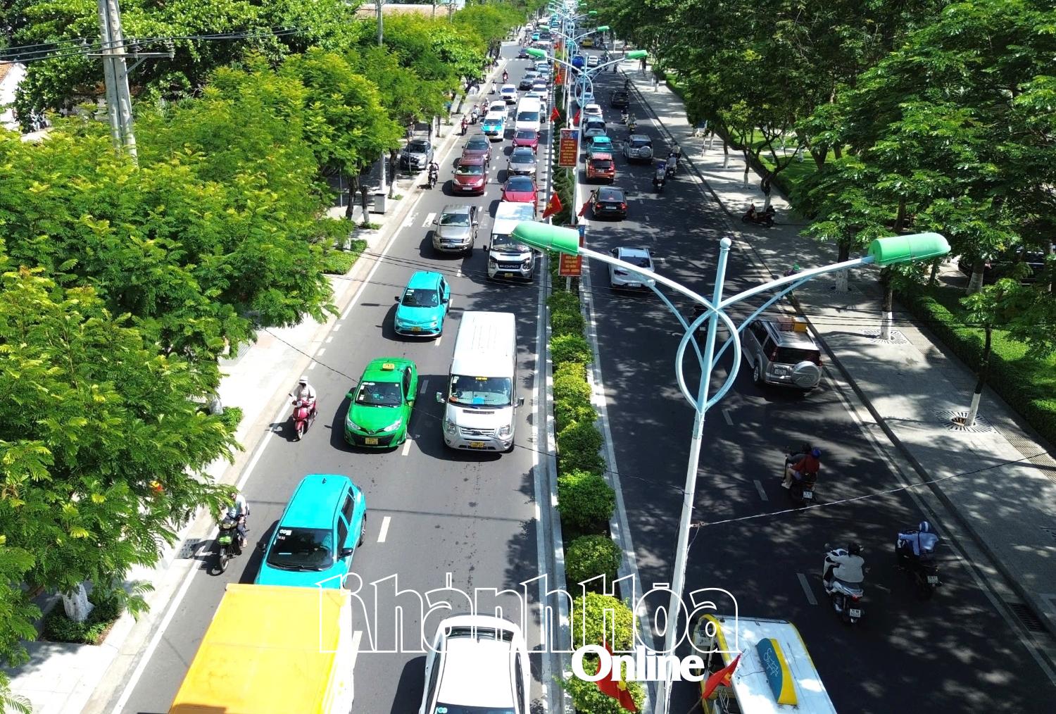 Xe chở khách du lịch xếp lớp trên đường Trần Phú, Nha Trang
