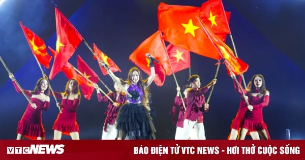 Chi Pu marque des points avec son numéro délicat de chant avec le drapeau national.