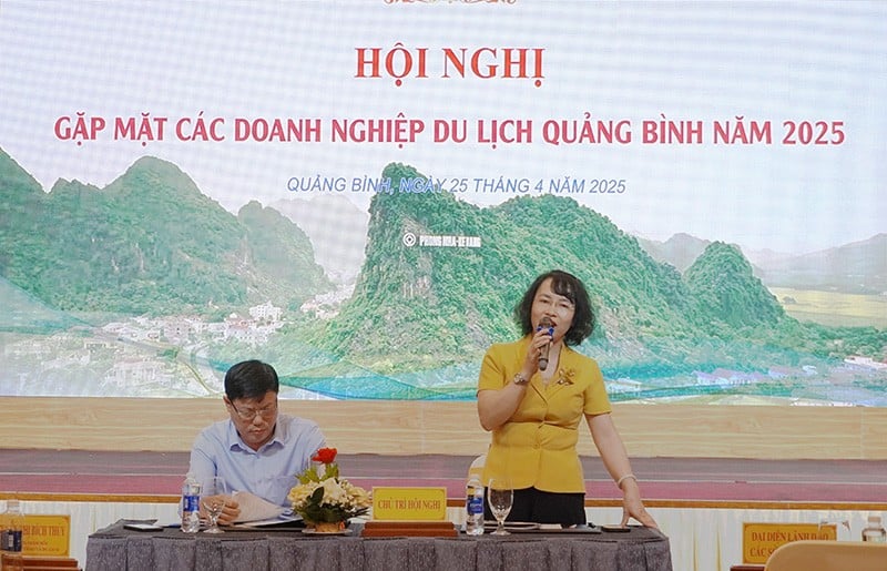 Bà Nguyễn Thị Bích Thủy - Giám đốc Sở VH-TT&amp;DL Quảng Bình phát biểu tại buổi gặp mặt các doanh nghiệp du lịch năm 2025.