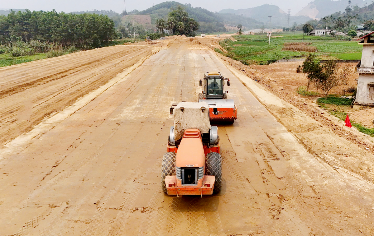 Tuyến đường cao tốc Tuyên Quang - Hà Giang được xây dựng mở ra không gian phát triển mới cho vùng đất địa đầu cực Bắc Tổ quốc. 									Ảnh: BIỆN LUÂN