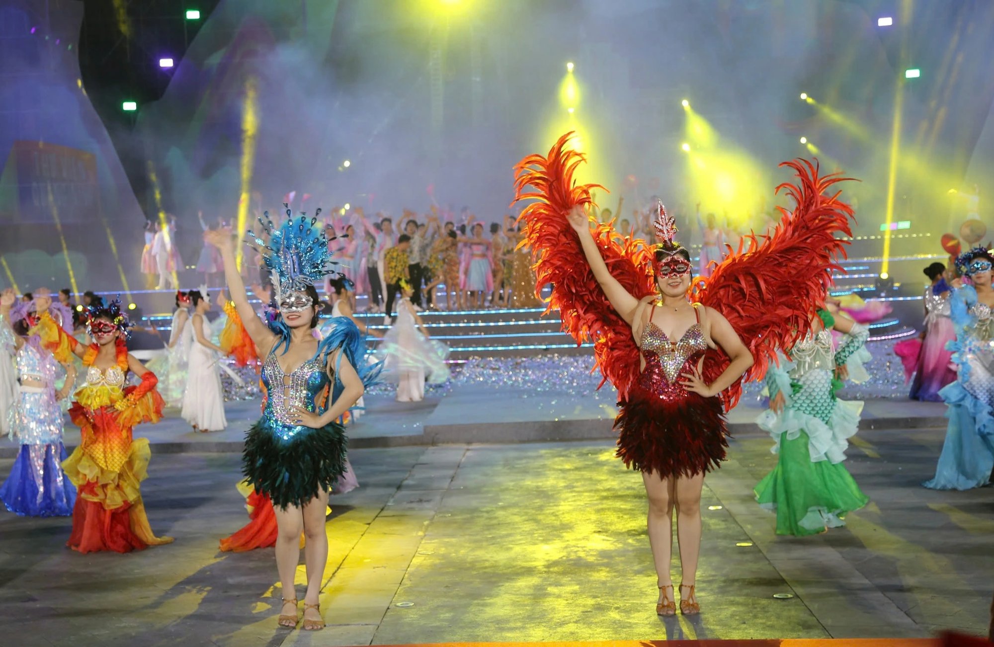 Quảng Ninh đãi khách bằng carnaval Hạ Long rực rỡ sắc màu- Ảnh 1.