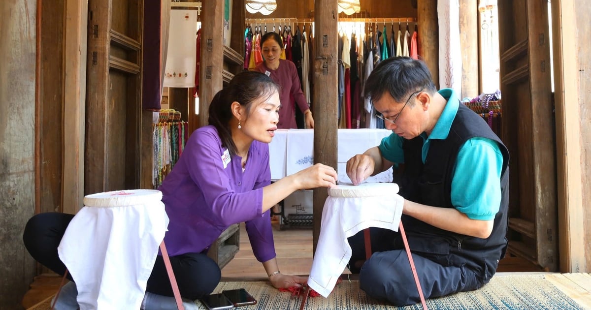 អ្នក​ទេសចរ​ក្លាយ​ជា​សិប្បករ​តម្បាញ​ក្រណាត់​ដោយ​មិន​បាច់​ចំណាយ​ប្រាក់​ឡើយ។