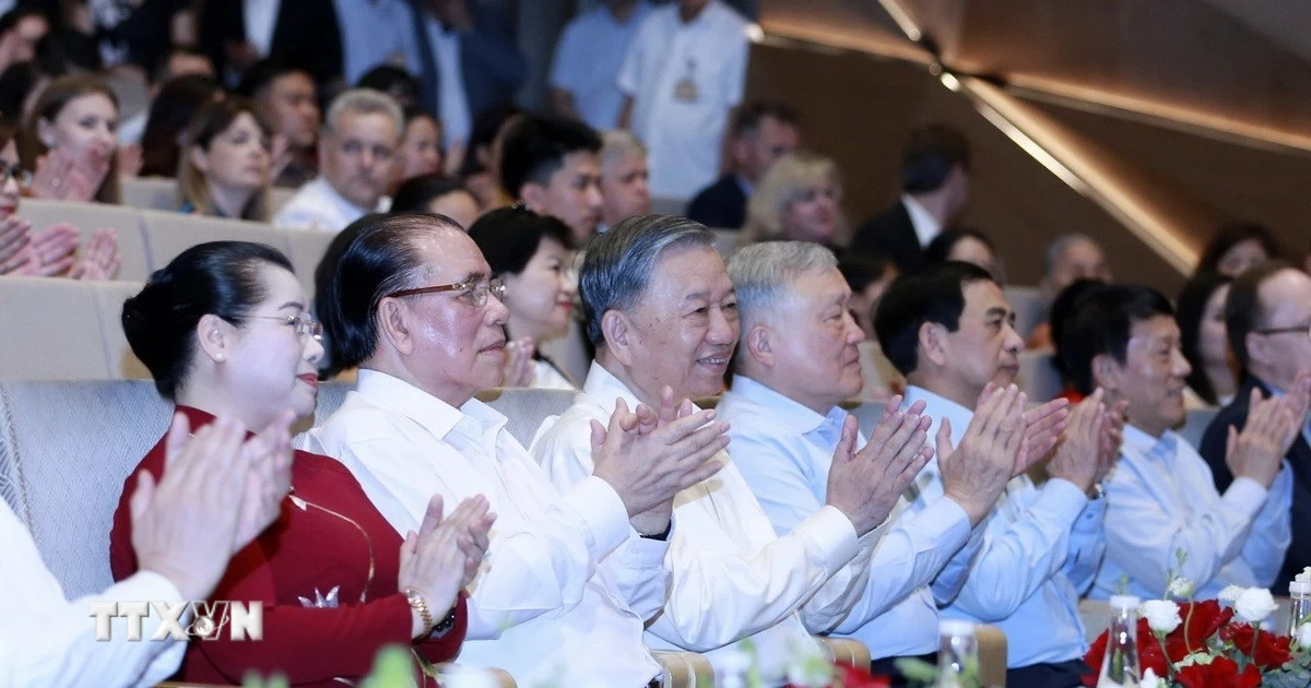 사무총장, 파시즘 전승 80주년 기념 예술 프로그램 참석