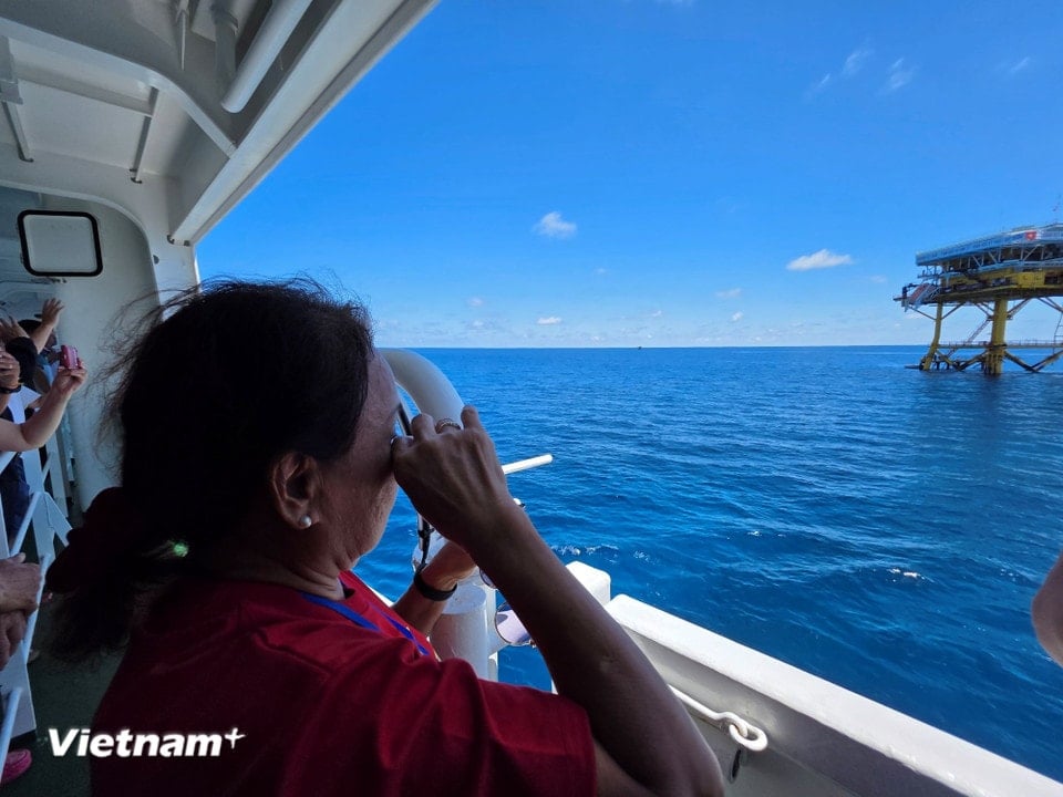 The delegation members could not hide their emotions when they had to say goodbye to DK1/8 Platform. (Photo: Huy Khanh/Vietnam+)