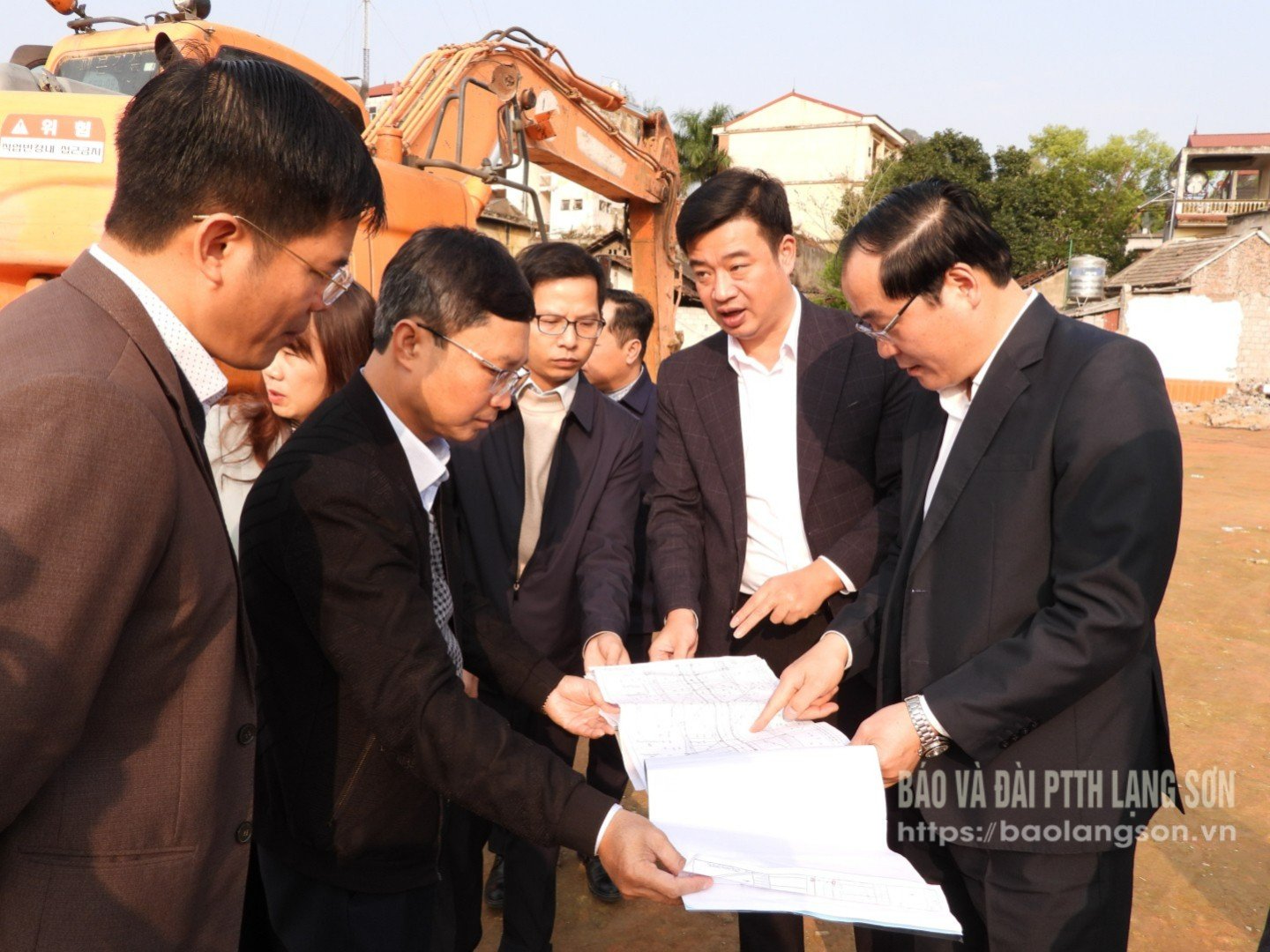 Đồng chí Dương Xuân Huyên, Phó Chủ tịch Thường trực UBND tỉnh (ngoài cùng bên phải) kiểm tra tình hình thực hiện một số dự án tại huyện Bình Gia 