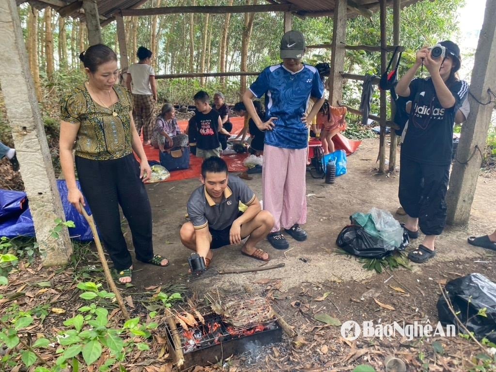 Du khách thích thú nướng đồ ăn ngay tại lòng hồ Vệ Vừng. Ảnh: Văn Trường