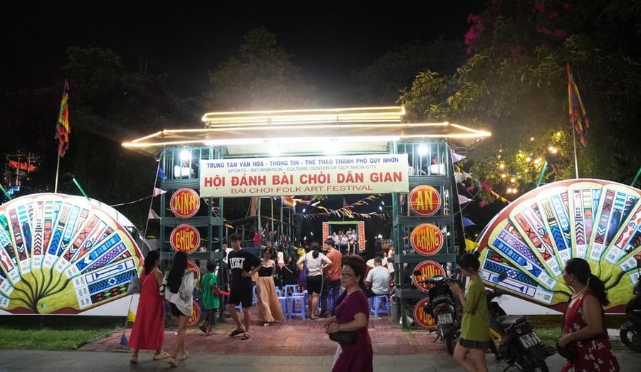 Hội bài chòi thu hút nhiều người dân, du khách tham gia tại lễ hội