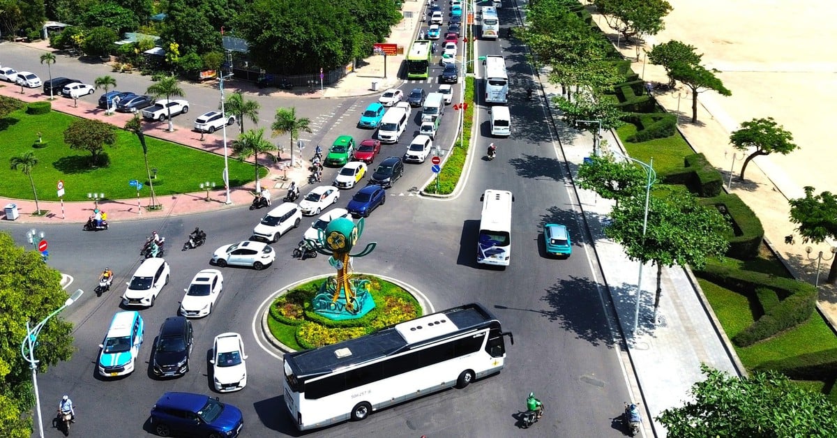 Nhiều tuyến đường ở Nha Trang đông nghẹt xe, du khách ùn ùn đổ về bến tàu du lịch