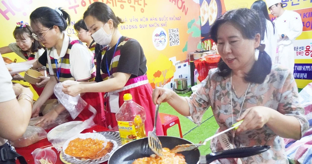 'Biển người' tham gia đêm hội văn hóa, ẩm thực Bình Định