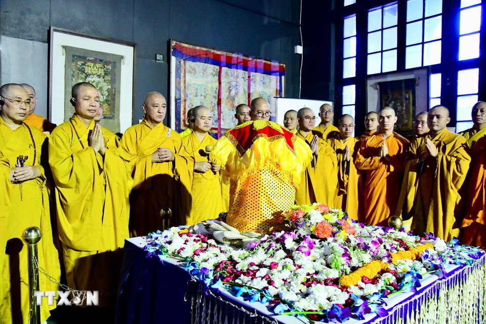 Giáo hội Phật giáo Việt Nam tiến hành buổi lễ đón nhận và cung rước Xá lợi Phật về Việt Nam. Ảnh: TTXVN