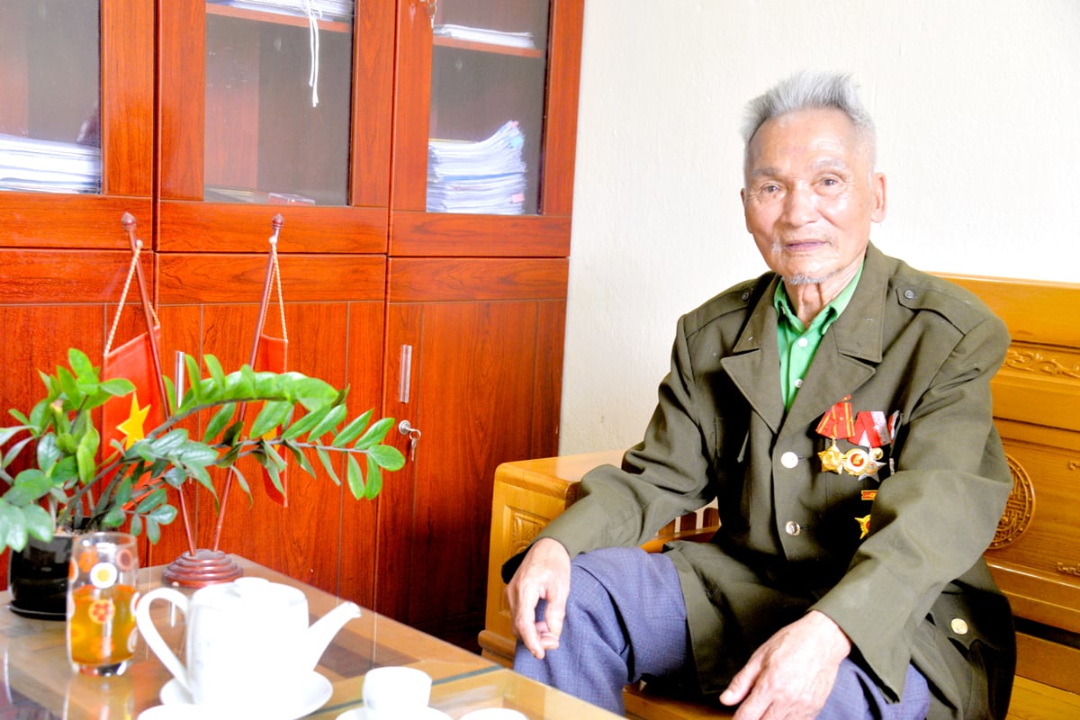 Cựu chiến binh Đinh Thế Khoa, thôn Tân Tiến, xã Tân Trịnh (Quang Bình) xúc động kể lại ký ức trong cuộc kháng chiến chống Mỹ tại chiến trường miền Nam.