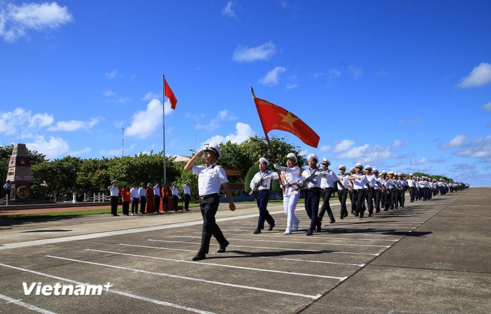 The delegation attended the parade on Truong Sa Island. (Photo: Huy Khanh/Vietnam+)