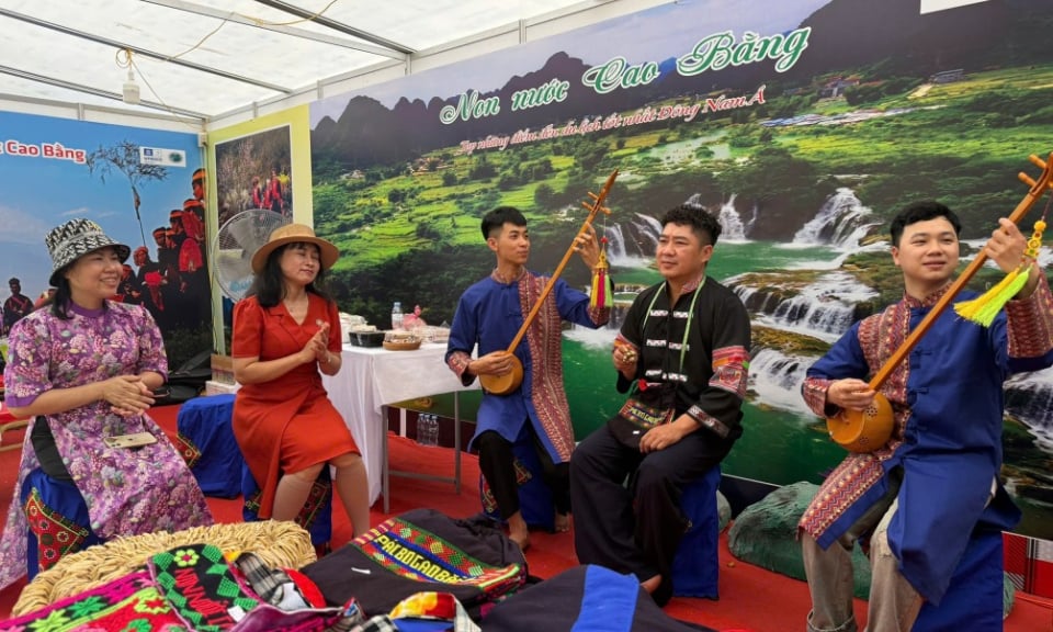 Trưng bày “Không gian du lịch, di sản văn hóa Non nước Cao Bằng” tại thành phố Huế