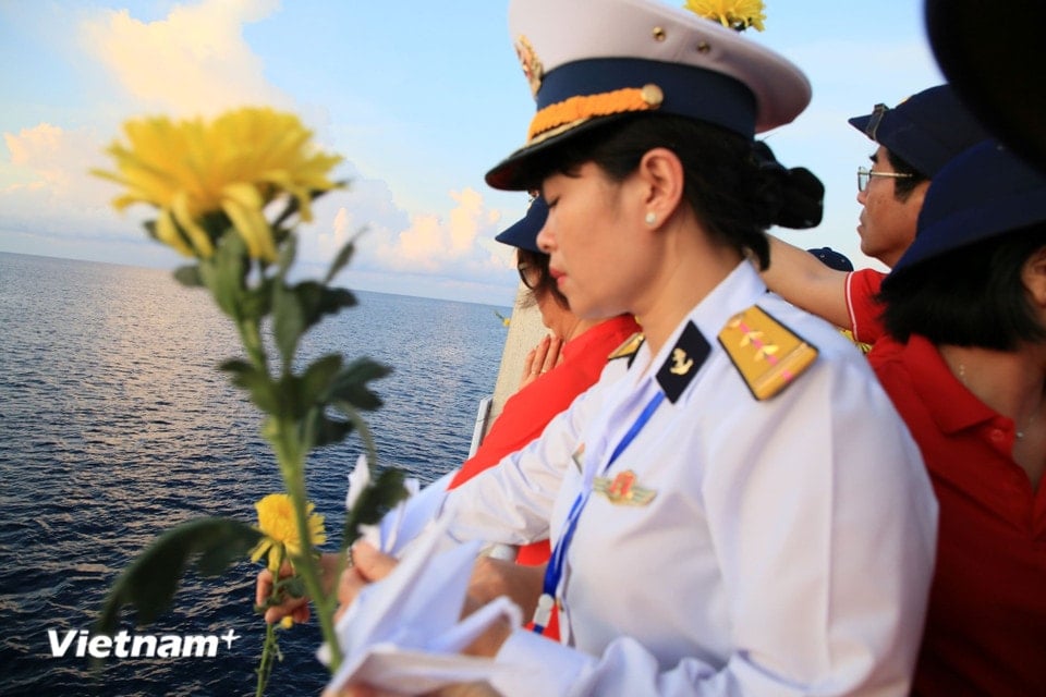 Delegates released flowers and paper cranes to commemorate the martyrs. (Photo: Huy Khanh/Vietnam+)
