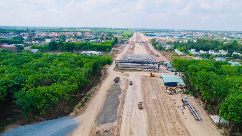 Thi công xuyên lễ dự án thành phần 2 cao tốc Biên Hòa - Vũng Tàu qua huyện Long Thành, Đồng Nai.