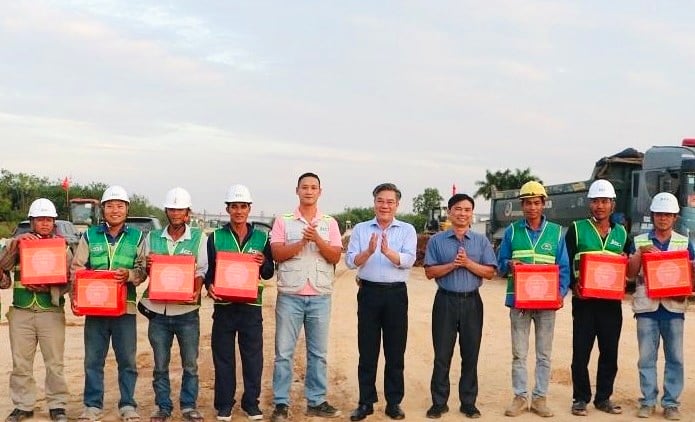 Phó Chủ tịch tỉnh tỉnh Đồng Nai Dương Minh Dũng tặng quà, cảm ơn lực lượng thi công xuyên lễ.
