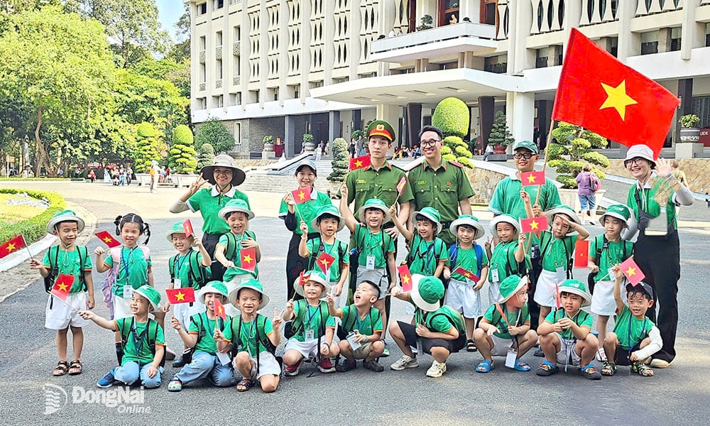 Học sinh được cô giáo dẫn đi tham quan di tích lịch sử Dinh Độc Lập nhân dịp lễ 30-4. Ảnh: Phạm Minh Nghi