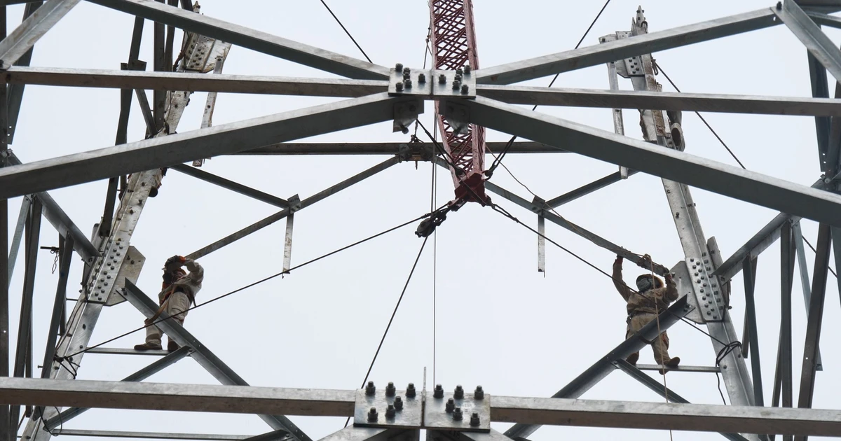 「太陽を乗り越え、雨を乗り越えて」ラオカイ-ビンイエン500kV送電線建設現場
