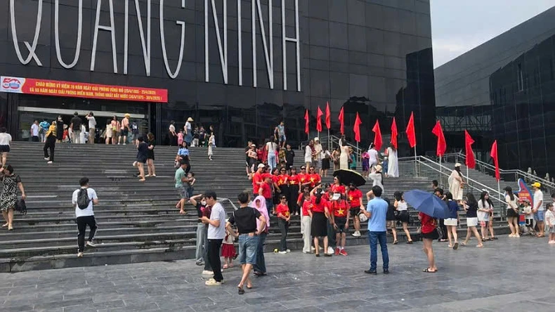 Quảng Ninh: Tổng thu du lịch trong 3 ngày đầu nghỉ lễ ước đạt hơn 2.000 tỷ đồng ảnh 1
