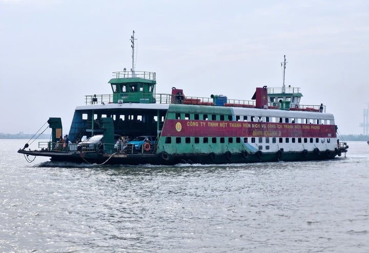 Phà Bình Khánh là phương tiện duy nhất kết nối trung tâm TP.HCM với Cần Giờ và ngược lại. (Ảnh: H. L)