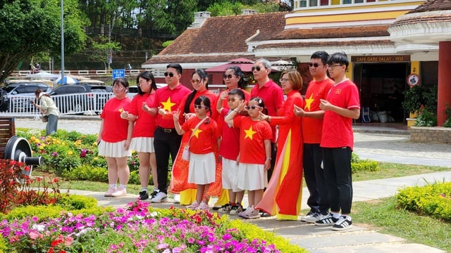 Du lịch bùng nổ dịp lễ 30-4 - Ảnh 2.
