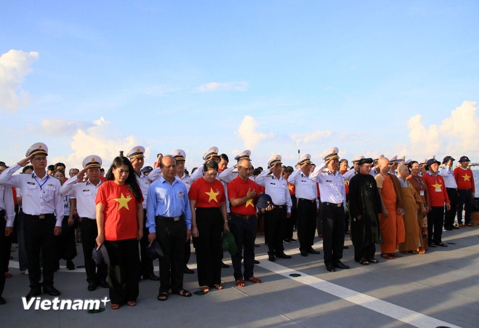 Notably, during the working trip, the overseas Vietnamese delegation attended the memorial service for soldiers who sacrificed their lives for the sovereignty of the islands at Gac Ma. (Photo: Huy Khanh/Vietnam+)