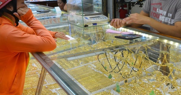 Giá vàng hôm nay 2-5: Lao dốc rồi bật tăng trở lại