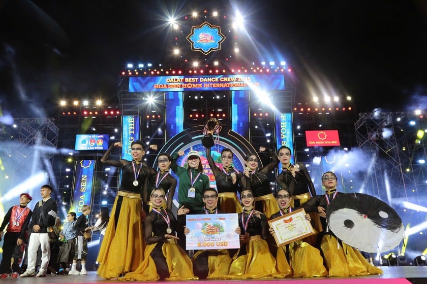 Quán quân gọi tên F.E.D CREW với giải thưởng trị giá 6.000 USD.