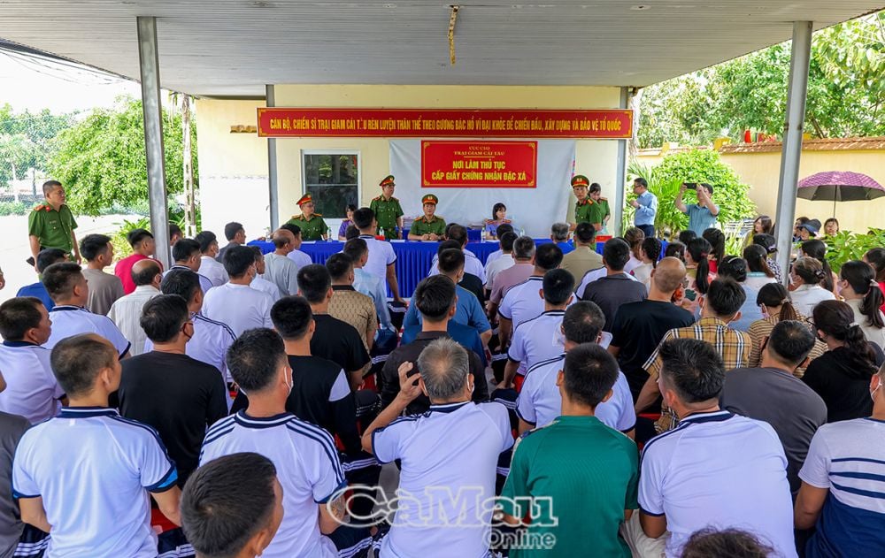 Phạm nhân được đặc xá thực hiện các thủ tục theo quy định.