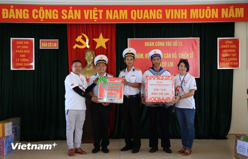 Overseas Vietnamese presented meaningful gifts to officers and soldiers on the island. (Photo: Huy Khanh/Vietnam+)