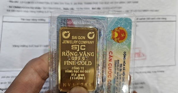 Giá vàng miếng SJC và vàng nhẫn bất ngờ ngược dòng giá vàng thế giới