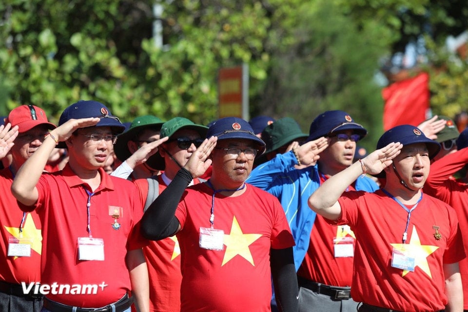 Overseas Vietnamese were moved to attend the flag-raising ceremony on Truong Sa Island. (Photo: Vietnam+)
