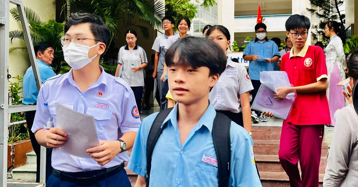 វេលាម៉ោង 3:00 រសៀល នារសៀលថ្ងៃនេះ ទីក្រុងហូជីមិញបានបើកទ្វារចុះឈ្មោះចូលរៀនថ្នាក់ទី១០។