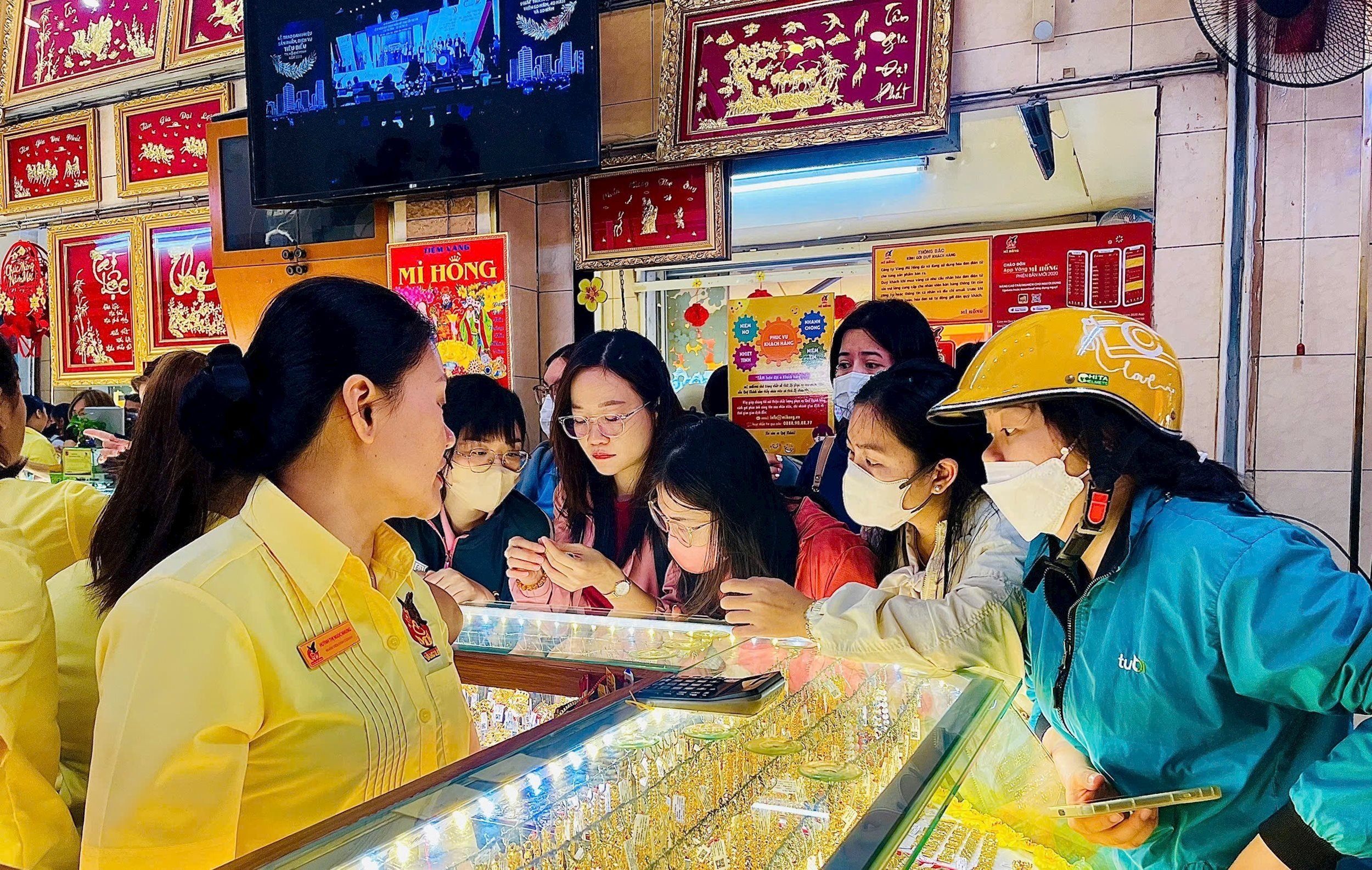 Giá vàng hôm nay 2/5/2025: Giá vàng giảm mạnh do lực bán ra