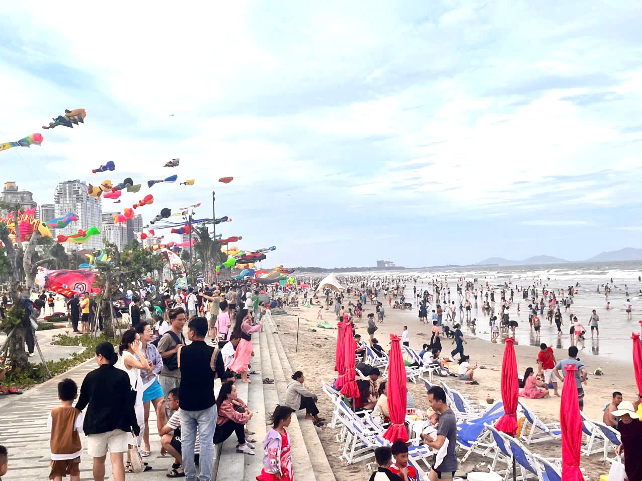 Bãi Sau, TP.Vũng Tàu đông khách dịp lễ 30/4, 1/5.