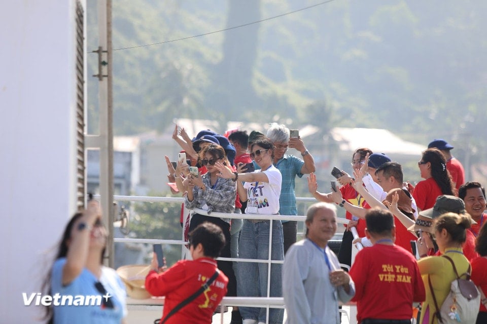 Delegates in the working delegation bid farewell to the mainland to visit Truong Sa island district, Khanh Hoa province and DK1 platform on the southern continental shelf of the Fatherland. (Photo: Huy Khanh/Vietnam+)