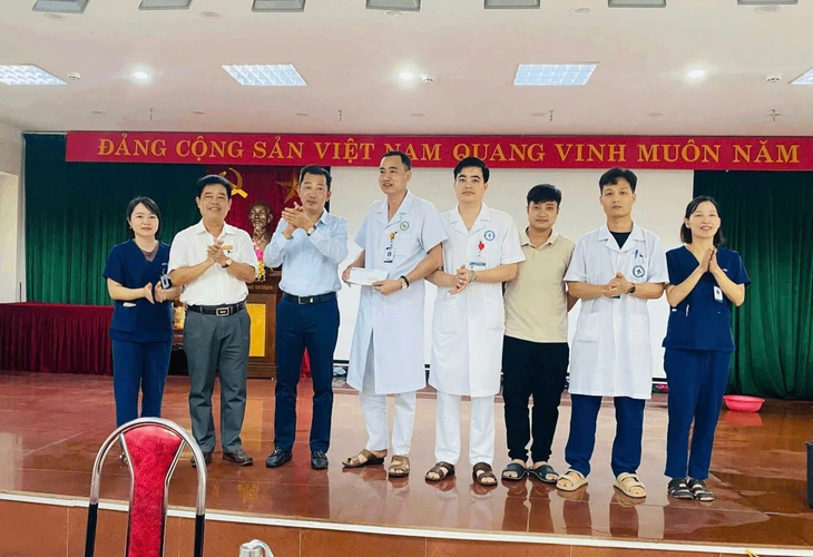 Khen thưởng kíp y bác sĩ bị đánh vẫn cứu kịp thời bệnh nhi 12 tuổi sốc phản vệ - Ảnh 1.