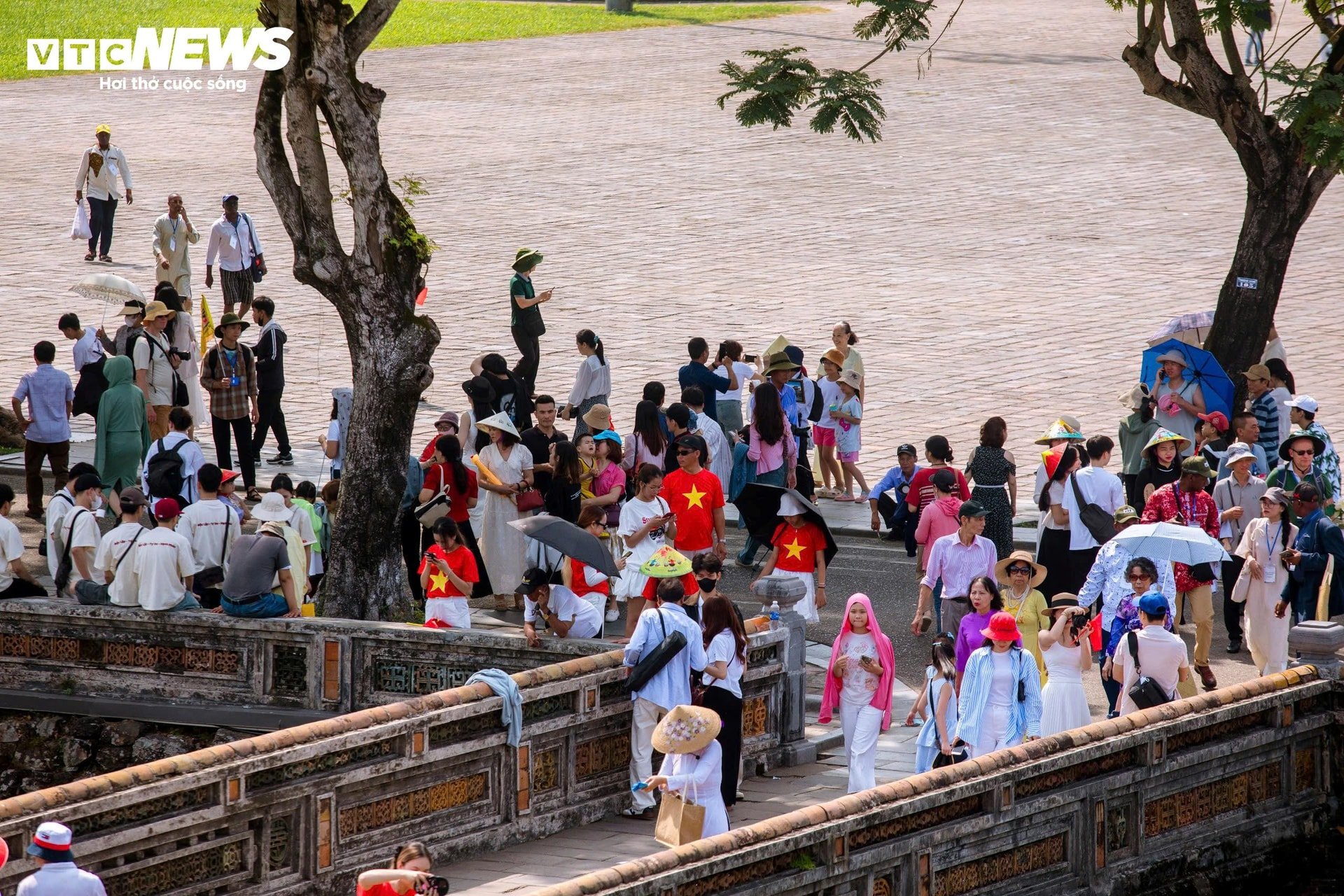 Tại TP Huế, trong 2 ngày đầu kỳ nghỉ lễ 30/4 - 1/5, các điểm đến thuộc Quần thể di tích Cố đô Huế luôn có rất đông khách tham quan dù thời tiết nắng nóng.