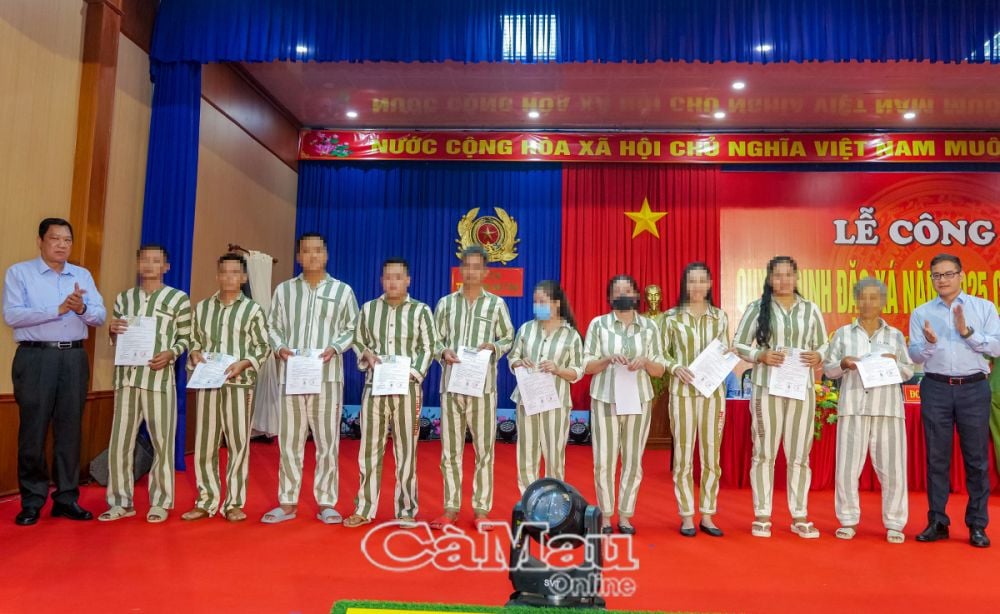 Lãnh đạo tỉnh Cà Mau và Đại diện Văn phòng Chủ tịch nước trao quyết định đặc xá cho các phạm nhân.