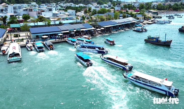 Nhiều tuyến đường ở Nha Trang đông nghẹt xe, du khách ùn ùn đổ về bến tàu du lịch - Ảnh 4.