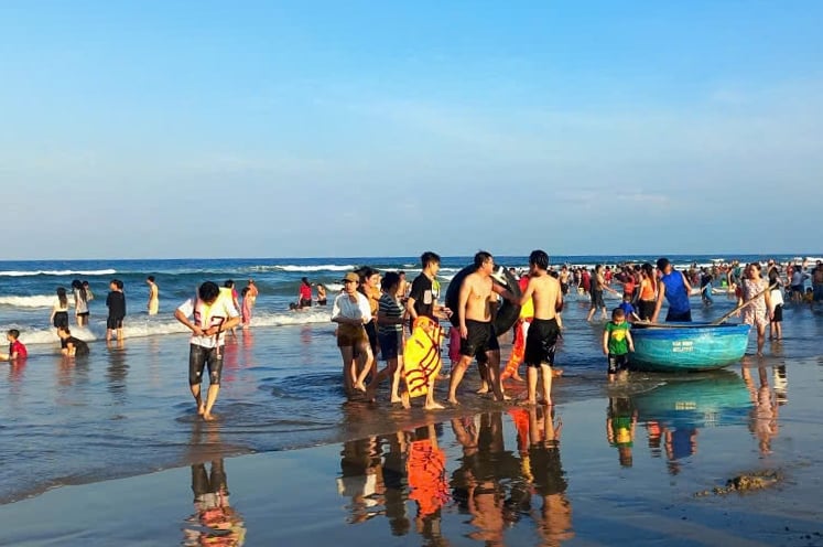 ក្រុមការងារគ្រប់គ្រងឆ្នេរ My Khe និងប្រជាពលរដ្ឋមូលដ្ឋានបានជួយសង្គ្រោះករណីលង់ទឹកដោយជោគជ័យនៅរសៀលថ្ងៃទី១ ខែឧសភា ឆ្នាំ២០២៥។
