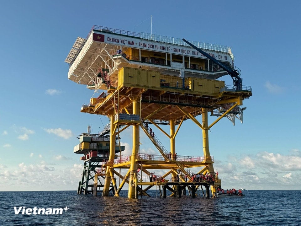 DK 1/8 Que Duong platform is also the final destination of working group No. 13's visit on the sea route.