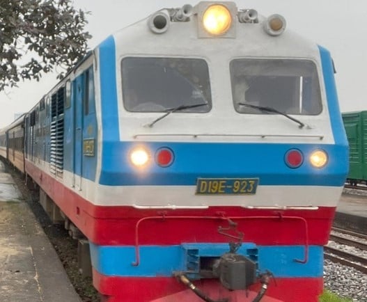 Quang Tri เสนอปรับตารางเดินรถรถไฟสายเหนือ-ใต้เพื่อให้เพียงพอต่อความต้องการเดินทางของข้าราชการหลังการรวมจังหวัด