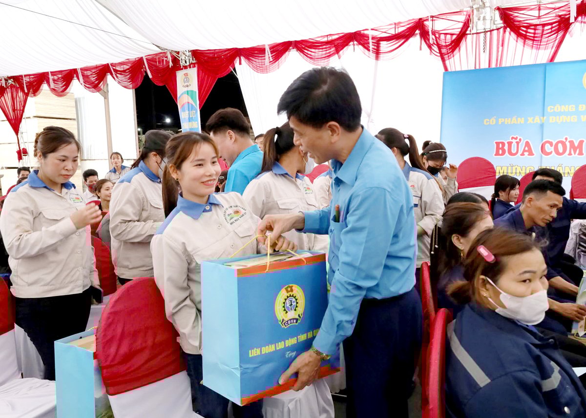 Trao tặng 300 suất quà và 12 nhà “Mái ấm Công đoàn” trong Tháng Công nhân